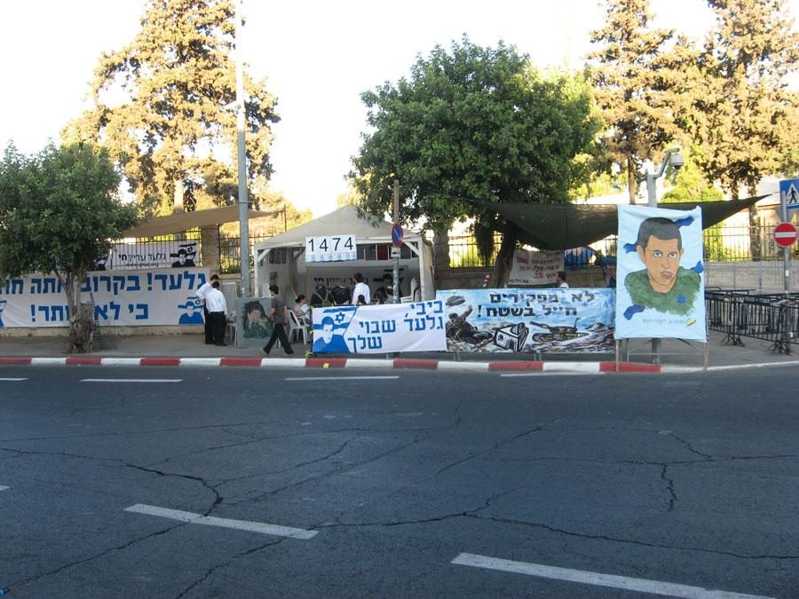 DEAD-SETt: Opposite Netanyahu’s residence, the Gilad Shalit volunteer-run headquarters tent (left) sits adjacent Noam and Aviva Shalit’s tent (right), which they will be camping out in every night until their son’s release. 
