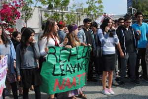 NAAT! The rally to save Rabbi Naftali Richler’s job started on the Sport Court at the end of breakfast, with posters and cheers mimicking the longtime teacher’s distinctive way of saying that something’s incorrect or untrue. Students said Rabbi Richler was dear to them because of his ‘non-judgemental’ way of encouraging them to perform mitzvot.