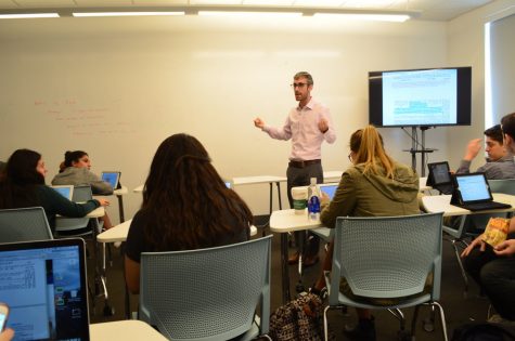ADJUSTMENT: Rabbi David Stein, teaching his 11th-grade Gemara class, is co-author with Reb Weissman of Shalhevet's acclaimed Lahav Talmud curriculum. “Maybe we need to spend more time paying attention to halacha l’maaseh,” he said.