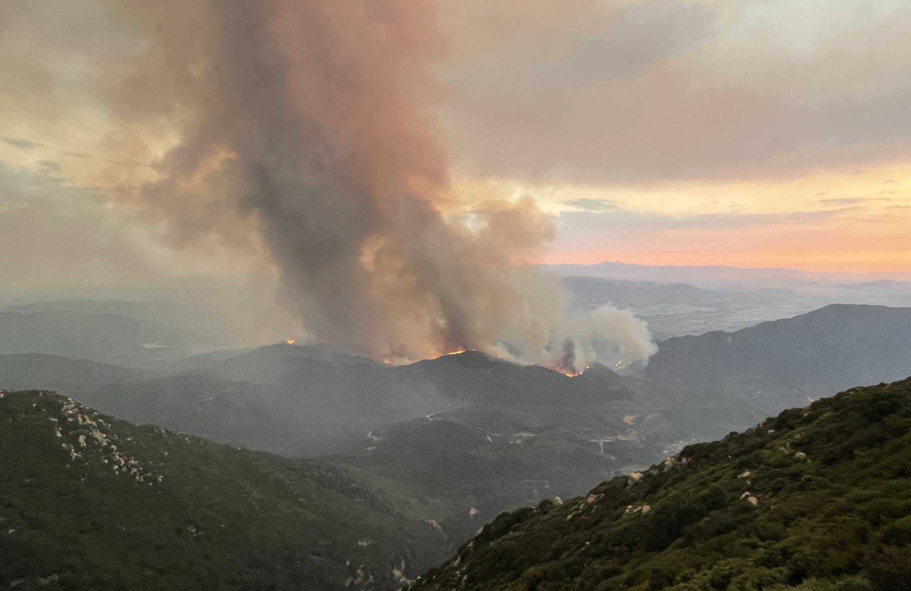 VIEW: Smoke rises from the Line Fire in the San Bernardino Mountains, which — at press time — had spread over 23,714 acres and was only 5% contained. Running Springs, where Shabbaton campsite Moshava Alevy is located, is one of the communities currently under a mandatory evacuation order because of the life-threatening conditions in the area. 
